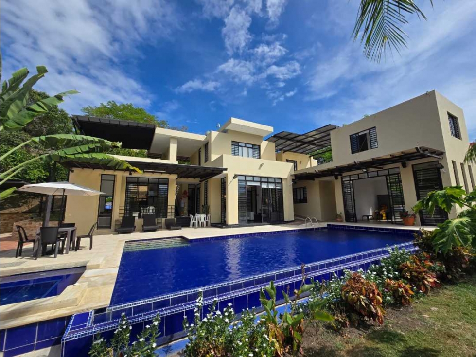 En Venta Casa Campestre con Piscina 1.800 m2 en Conjunto, Anapoima