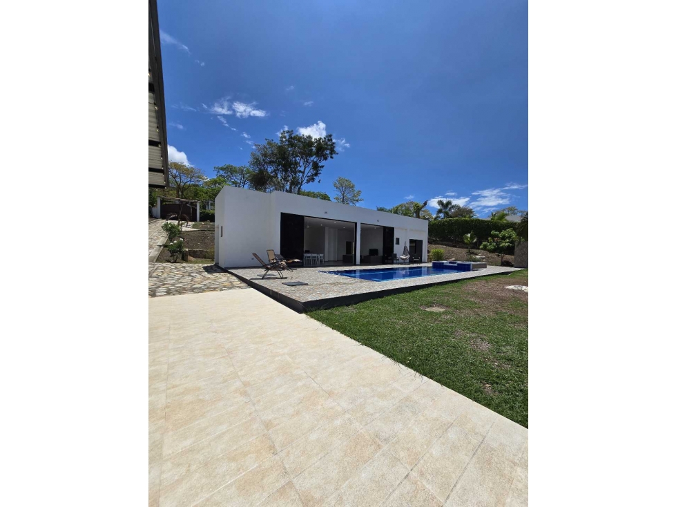 En Venta Casa Campestre con Piscina y Jacuzzi en Conjunto 2.000 m2
