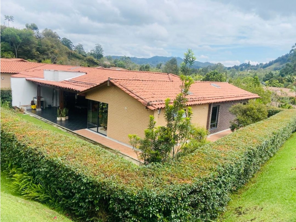 En venta Casa campestre en unidad cerrada el retiro ANT.