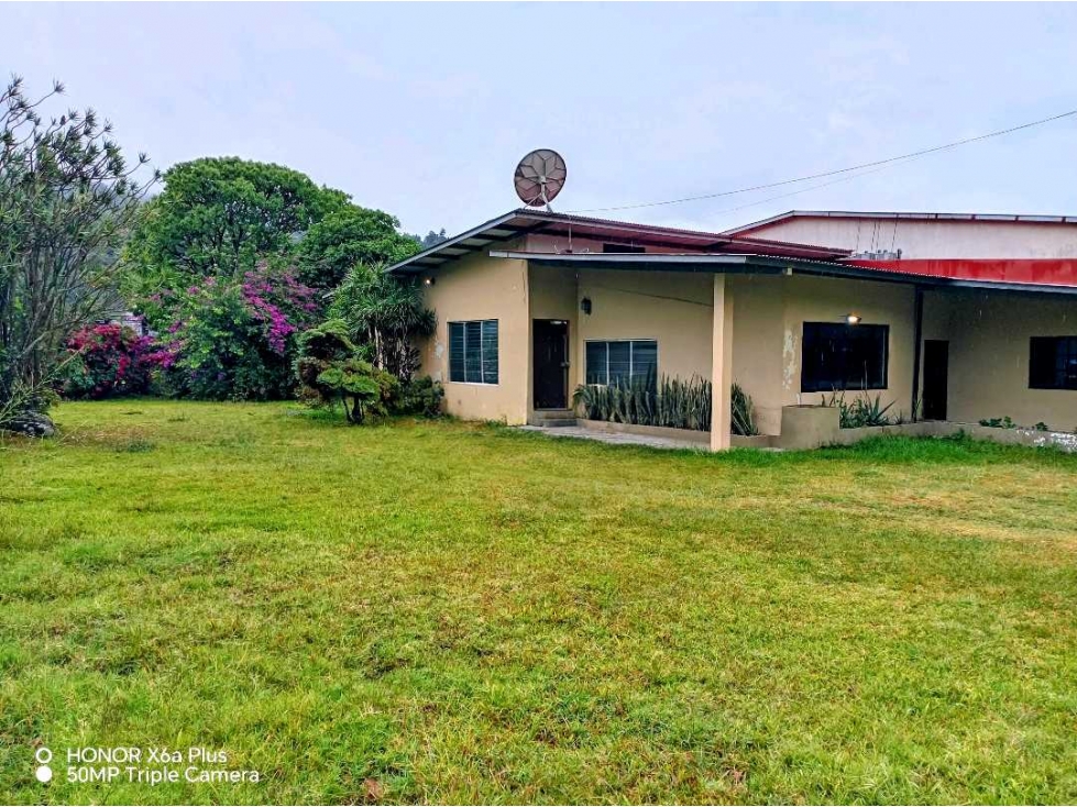 En venta casa comercial en el centro de Bajo Boquete, Boquete.