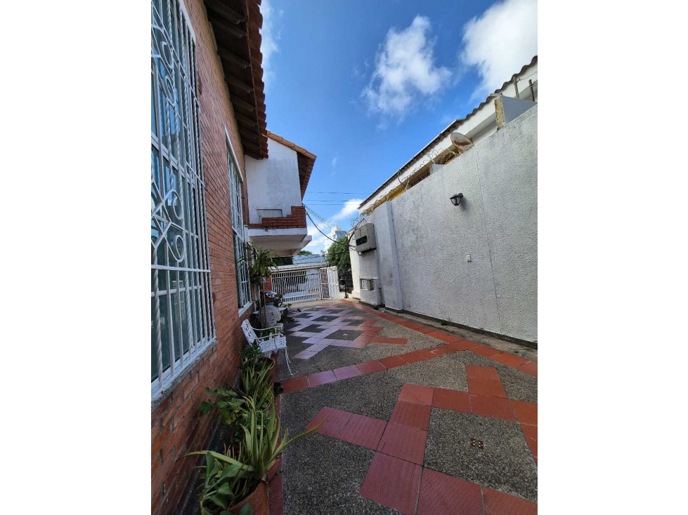 En Venta casa de 3 niveles en Los Alpes