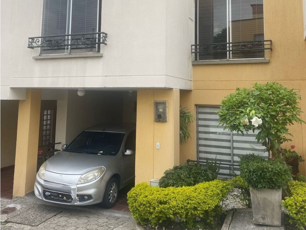 En venta casa en condominio en la avenida 30 de Agosto Pereira