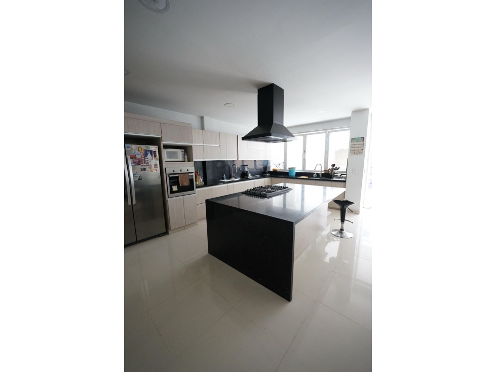 EN VENTA CASA EN SANTA ANITA SUR CENTRAL DE 3 PISOS CON PISCINA