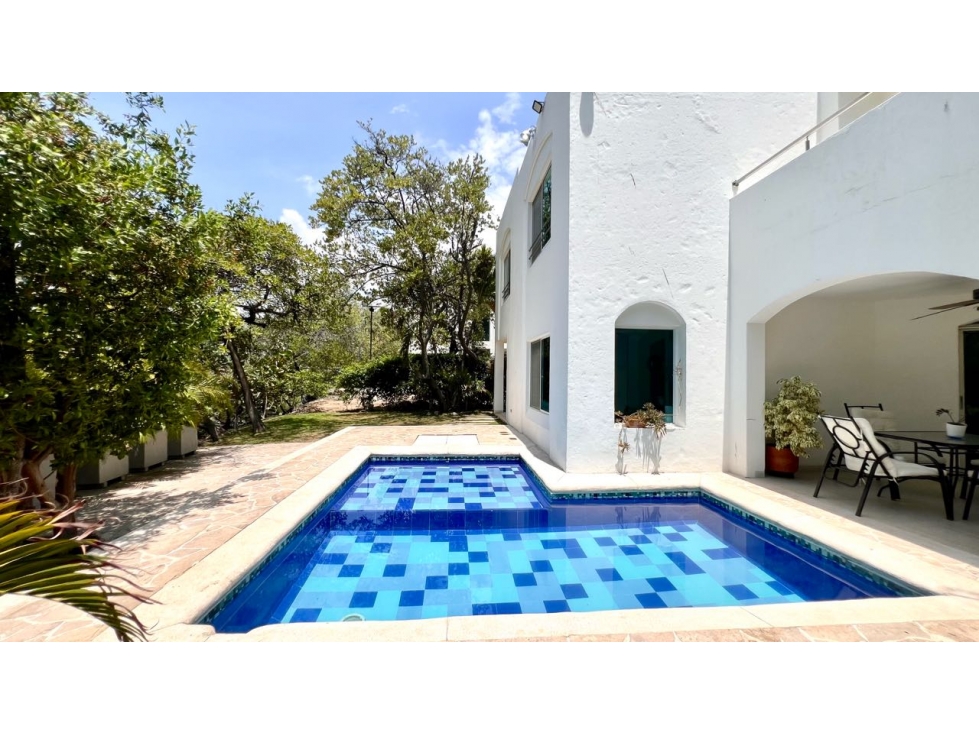 EN VENTA CASA EN SANTA MARTA CON SALIDA A LA PLAYA