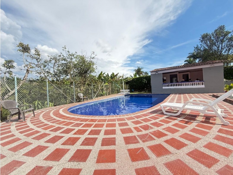 FINCA CON PISCINA EN COMBIA