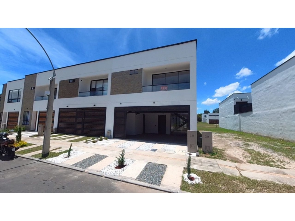 En venta casa moderna unidad cerrada Llanogrande