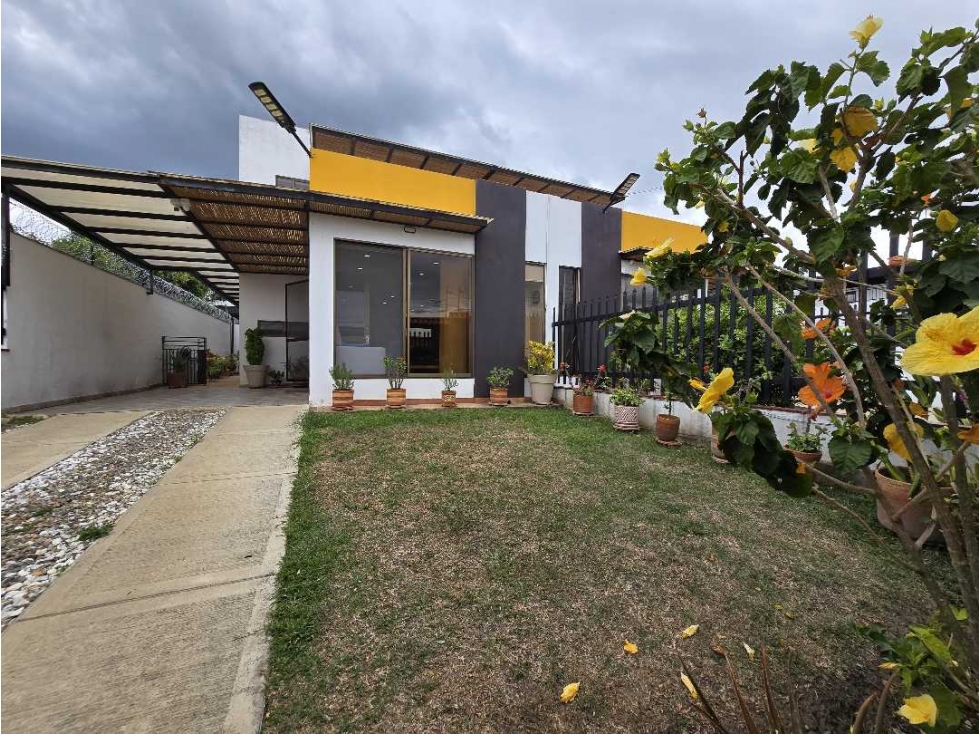 En Venta Casa Urbana Independiente con Jacuzzi 250 m2 $750 millones