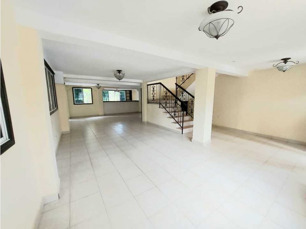 EN VENTA DE OPORTUNIDAD CASA EN ALBROOK - 2