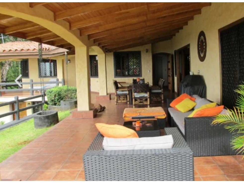 EN VENTA FABULOSA CASA EN CERRO AZUL CERCA HACIENDA COUNTRY CLUB
