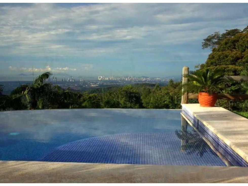 EN VENTA FABULOSA CASA EN CERRO AZUL CERCA HACIENDA COUNTRY CLUB — foto 2
