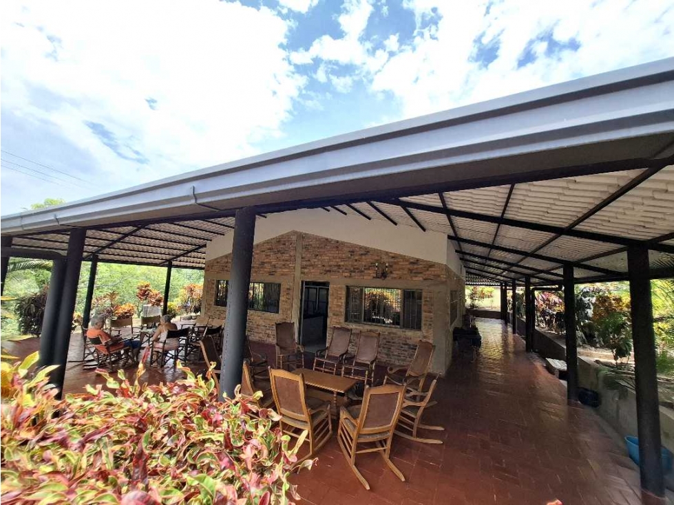 En Venta Finca 13.000 m2, Casa 260 m2 con Piscina Privada, San Joaquin
