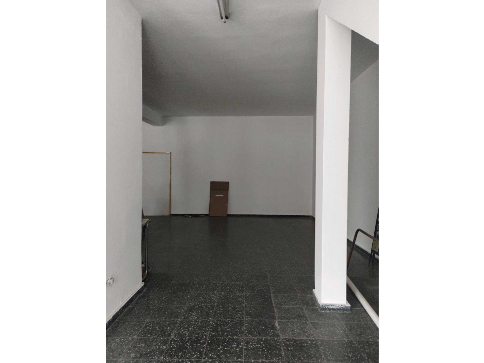 En venta. Local, más depósito y departamento. Sobre Av. Cárcano - 2