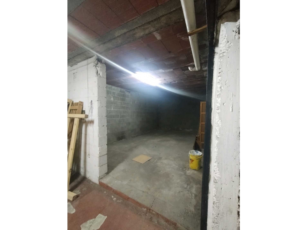 En venta. Local, más depósito y departamento. Sobre Av. Cárcano - 3