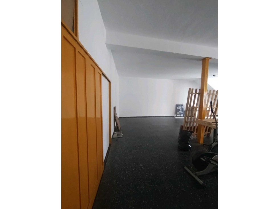 En venta. Local, más depósito y departamento. Sobre Av. Cárcano - 6
