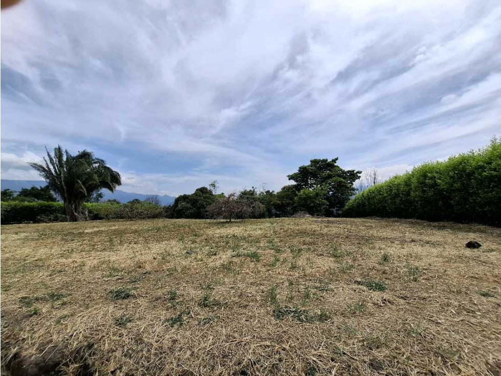 En Venta Lote Campestre 2.203 m2 en Conjunto Cerrado, La Mesa Cund.