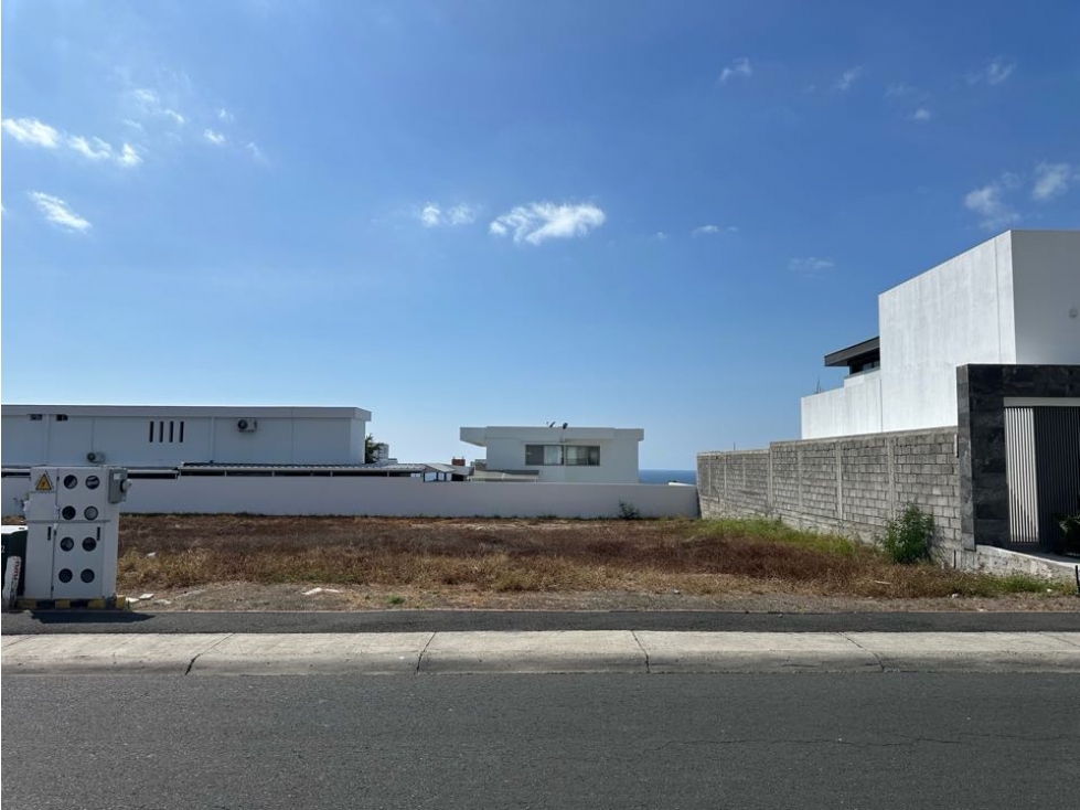 EN VENTA TERRENO EN MARINA BLUE, SUR DE MANTA - 1