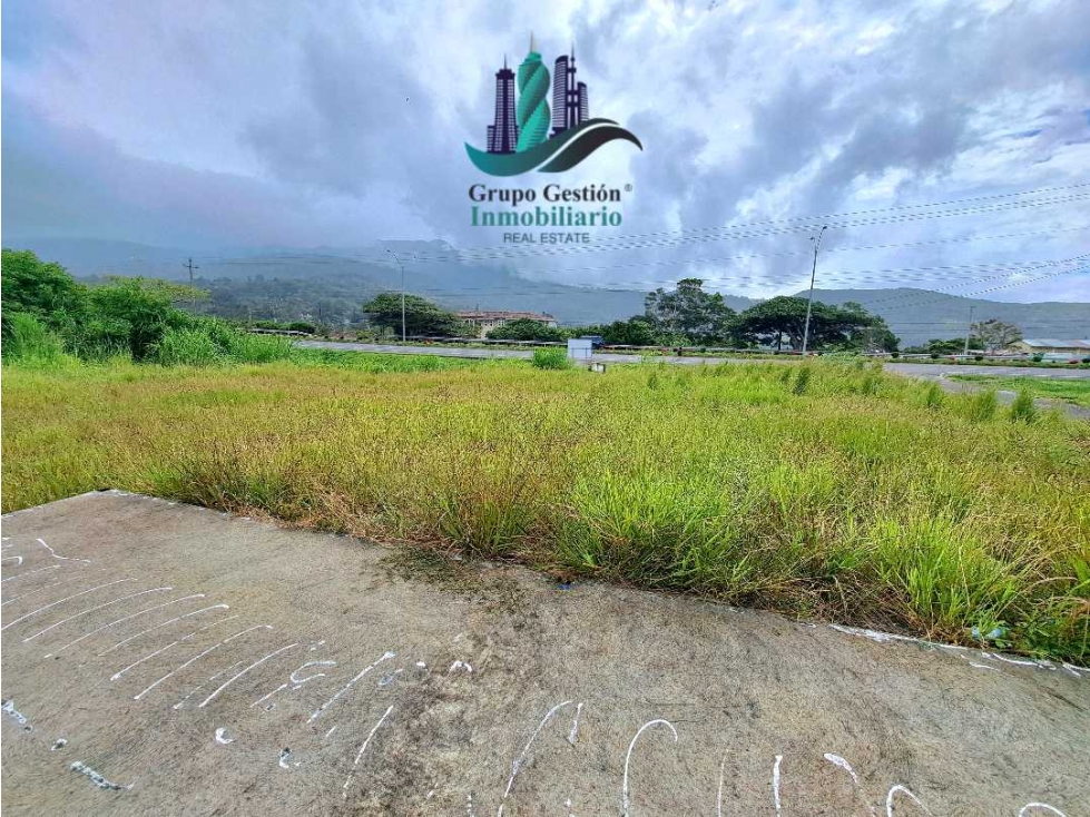 EN.VENTA LOTE COMERCIAL.DE 3300mts con.37 de frente via principal AB.