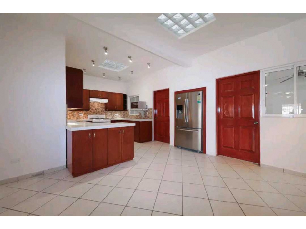 Espaciosa casa en Venta. 5 rec. 4.5 baños
