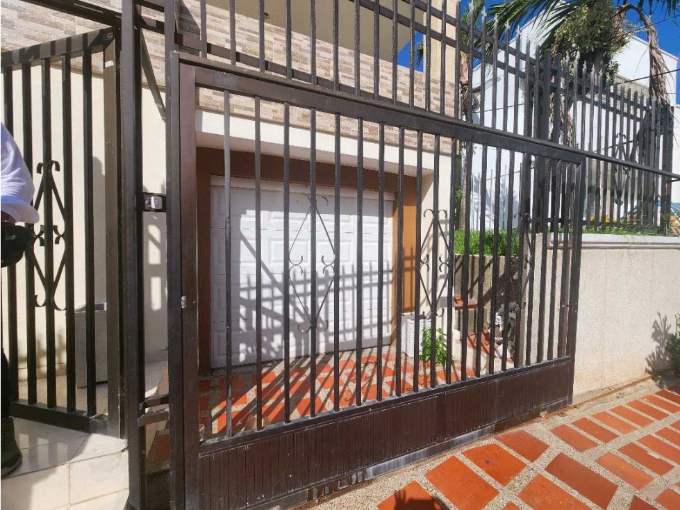 Espaciosa e iluminada casa en los nogales.