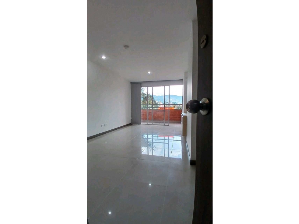 Espectacular apartamento loma de los bernal con 2 balcones y terraza — foto 4