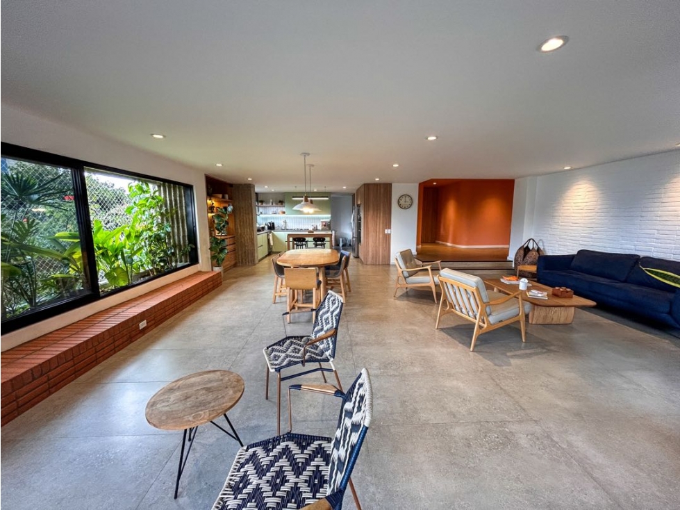 ESPECTACULAR APARTAMENTO REMODELADO CERCA AL TESORO
