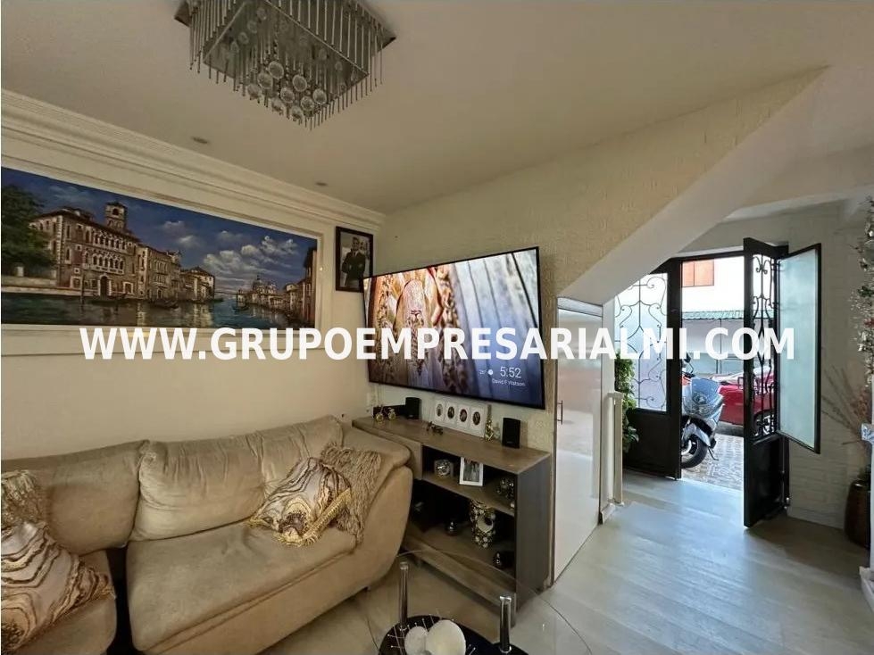 ESPECTACULAR CASA BIFAMILIAR EN VENTA - SECTOR LA GLORIA COD: 32335