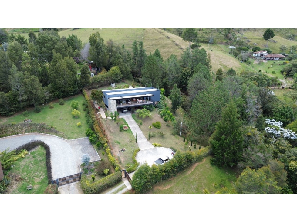 Espectacular casa campestre en parcelación vía La Ceja San Antonio