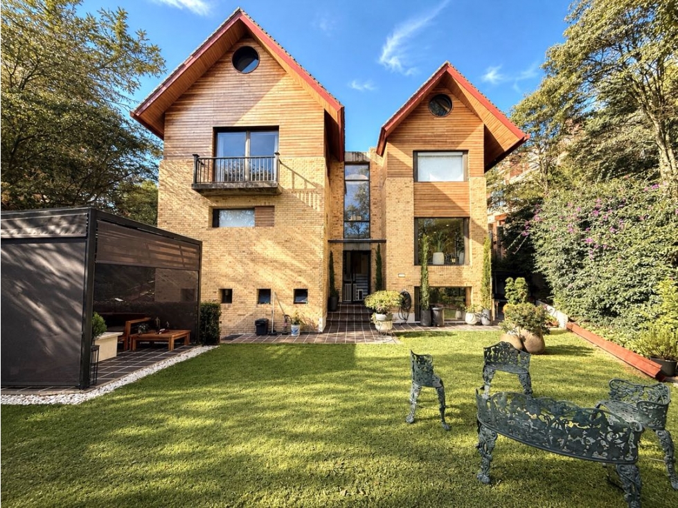 ESPECTACULAR CASA COMPLETAMENTE REMODELADA EN BOSQUE MEDINA