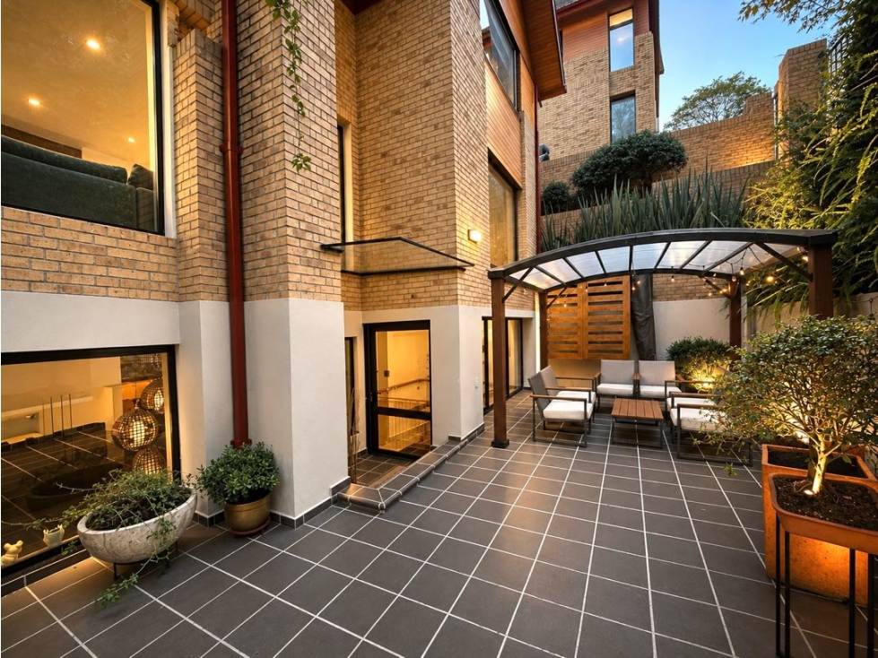 ESPECTACULAR CASA COMPLETAMENTE REMODELADA EN BOSQUE MEDINA — foto 4