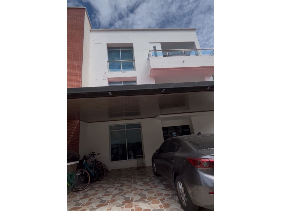 ESPECTACULAR CASA DE 3 NIVELES CONJUNTO RESIDENCIAL GUARATAROS-YOPAL