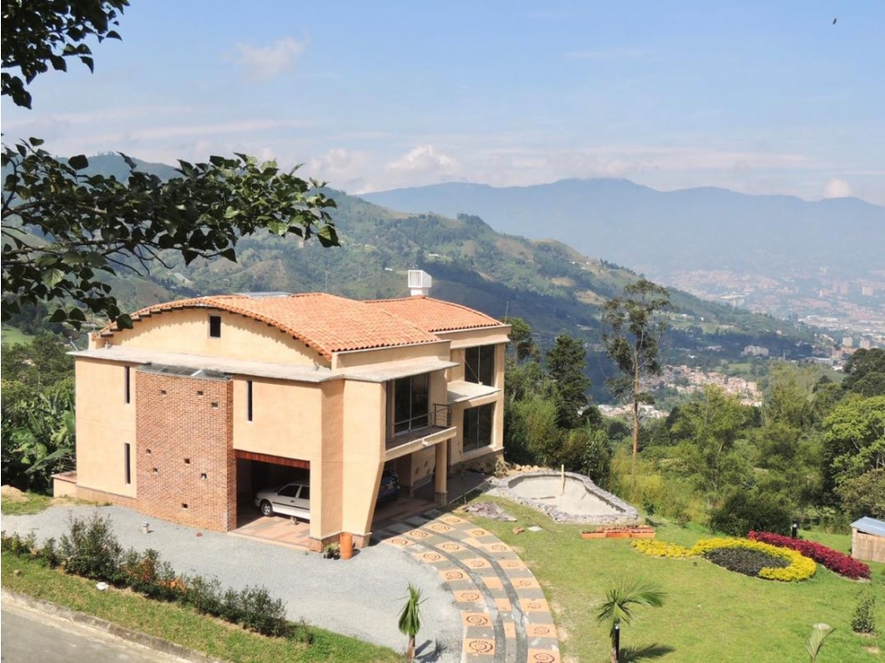 Espectacular casa en venta en envigado 460 metros construid