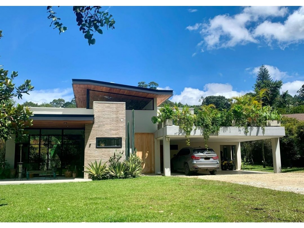 Espectacular casa en El Retiro cerca a la Fe