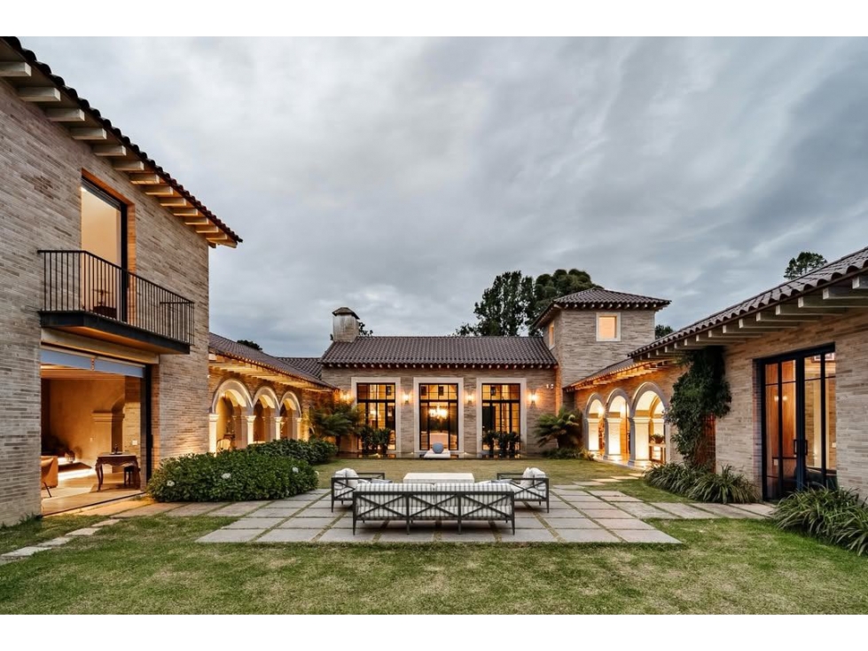 ESPECTACULAR CASA EN ENVIGADO ALTO DE PALMAS IMPONENTE ESTILO EUROPEO
