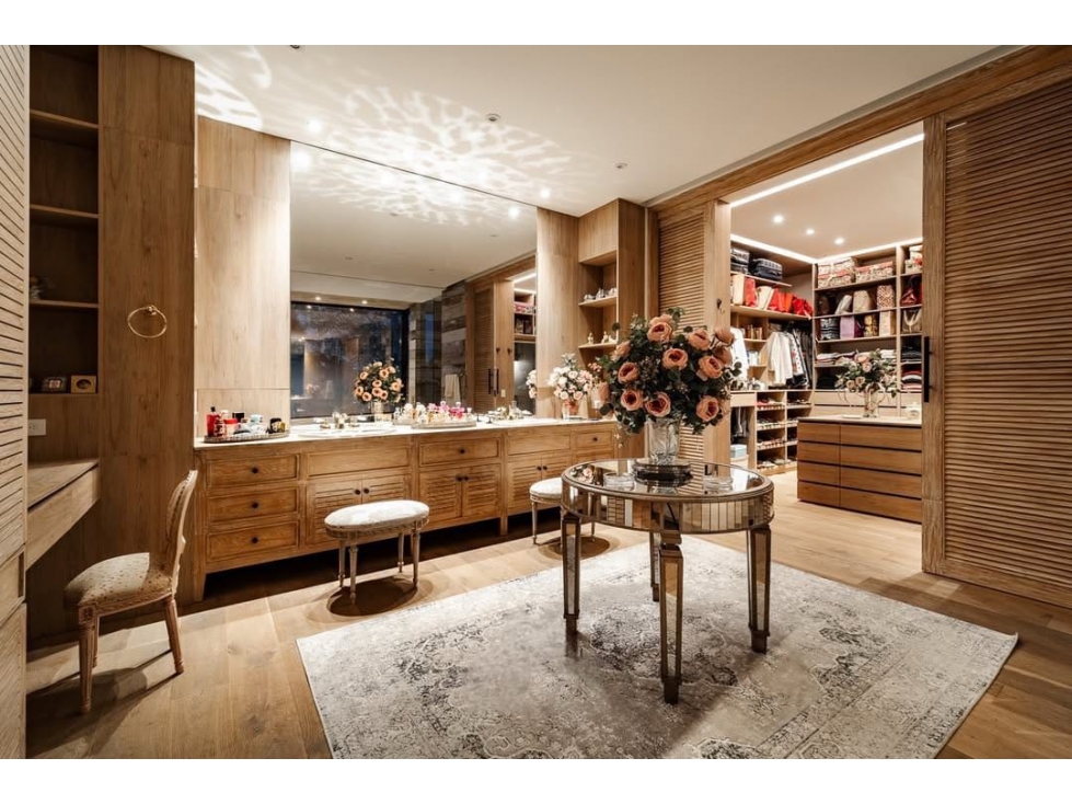 ESPECTACULAR CASA EN ENVIGADO ALTO DE PALMAS IMPONENTE ESTILO EUROPEO — foto 2