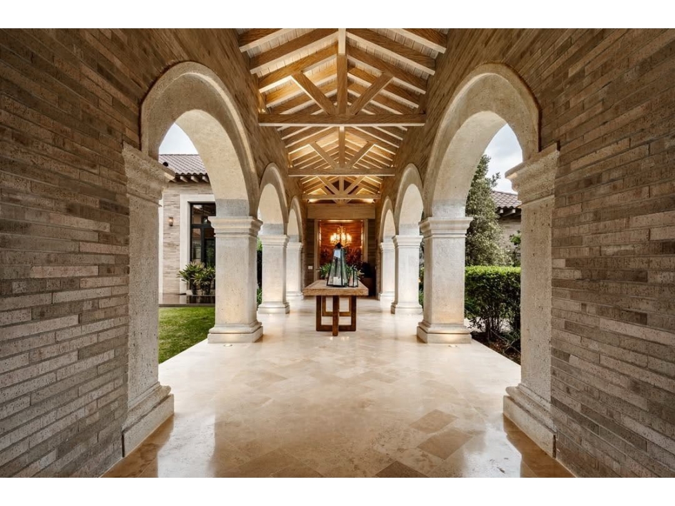 ESPECTACULAR CASA EN ENVIGADO ALTO DE PALMAS IMPONENTE ESTILO EUROPEO — foto 4