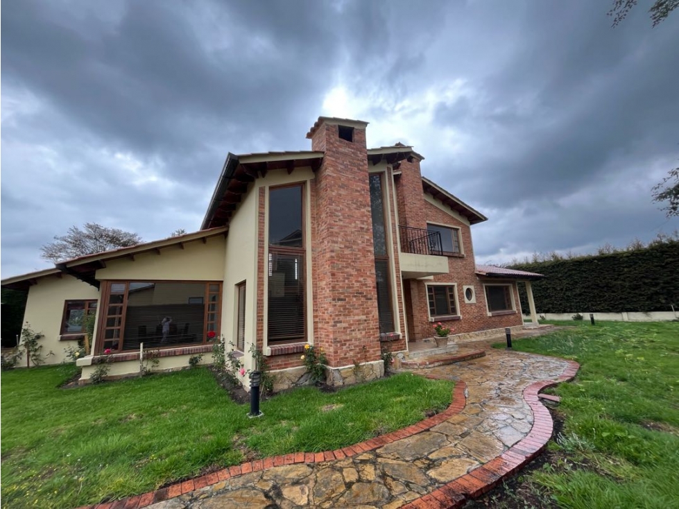 ¡ESPECTACULAR CASA EN LOTE DE 1074M PARA VENTA EN CHIA!