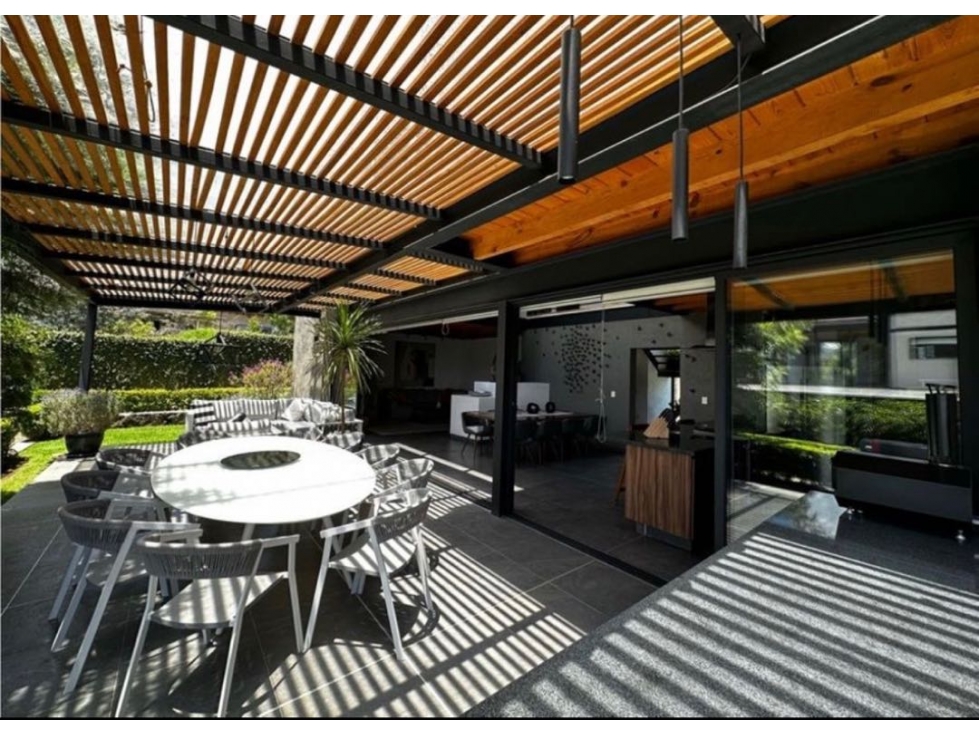 CASA EN VENTA, CON MUEBLES TOTALMETE MODERNA A