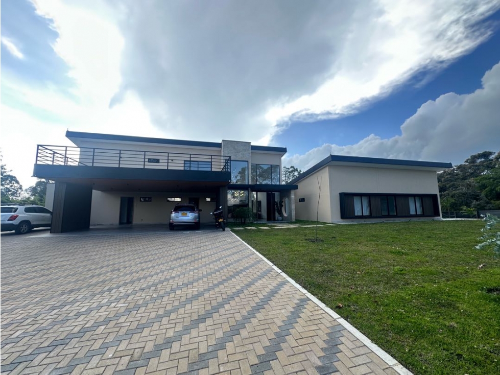 Espectacular casa moderna independiente en Llanogrande