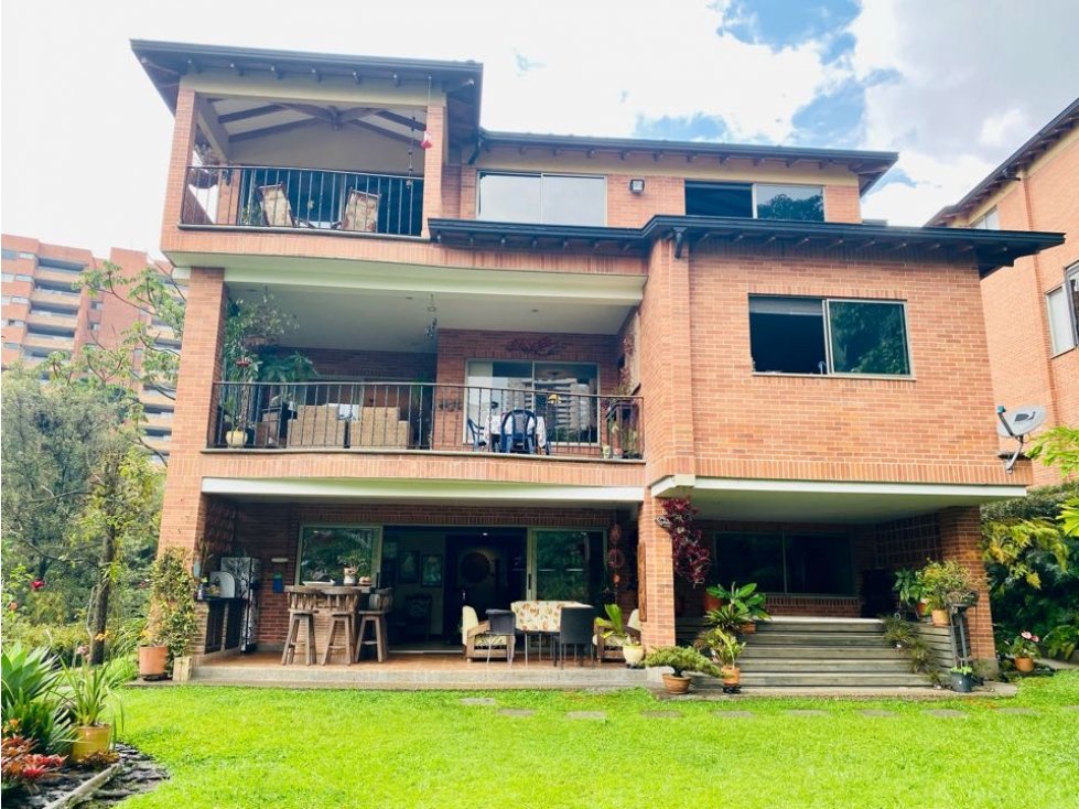 Espectacular, Clásica y amplia Casa en la Calera con zonas verdes