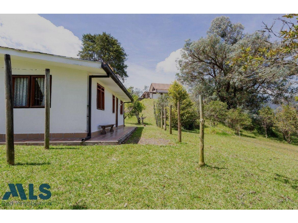 Espectacular finca con amplia zona verde(MLS#248652) - 1