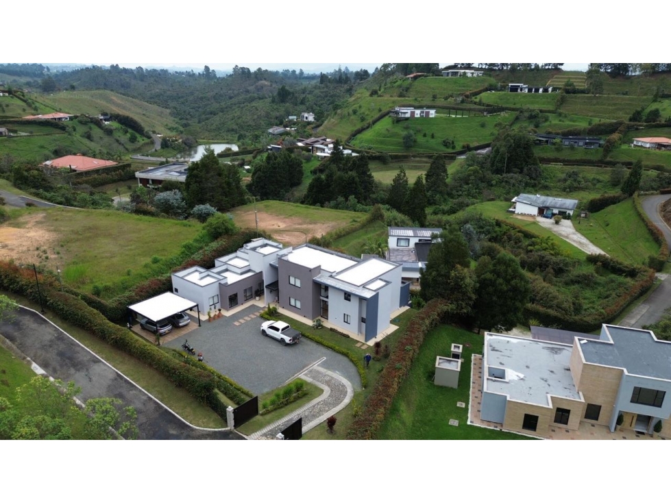 Espectacular finca en la variante Aeropuerto JMC en unidad cerrada