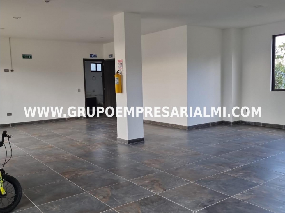 ESPECTACULAR LOCAL EN ARRIENDO - SECTOR EL ESCOBERO COD: 30499 - 4