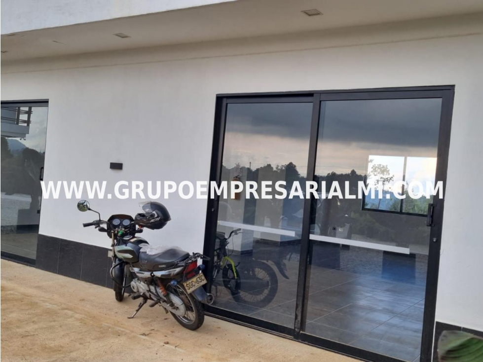 ESPECTACULAR LOCAL EN ARRIENDO - SECTOR EL ESCOBERO COD: 30499 - 6