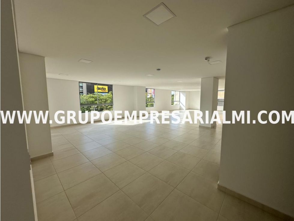 ESPECTACULAR LOCAL EN ARRIENDO - SECTOR EL PORTAL COD: 30696 - 2