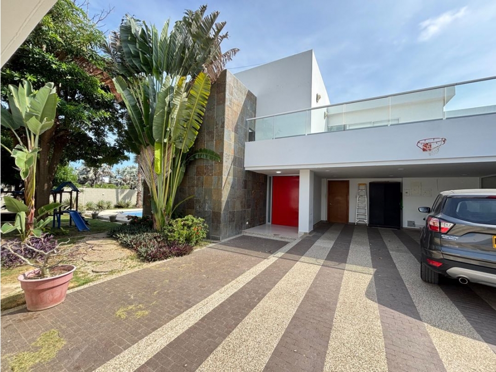 ESTILO Y COMODIDAD EN CASA DE DOS NIVELES EN VENTA O ARRIENDO. PTO COL - 3
