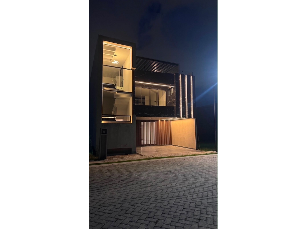 ¡Estrena Lujo en Lomas de Angelópolis II! Casa de 4 Recámaras - 1
