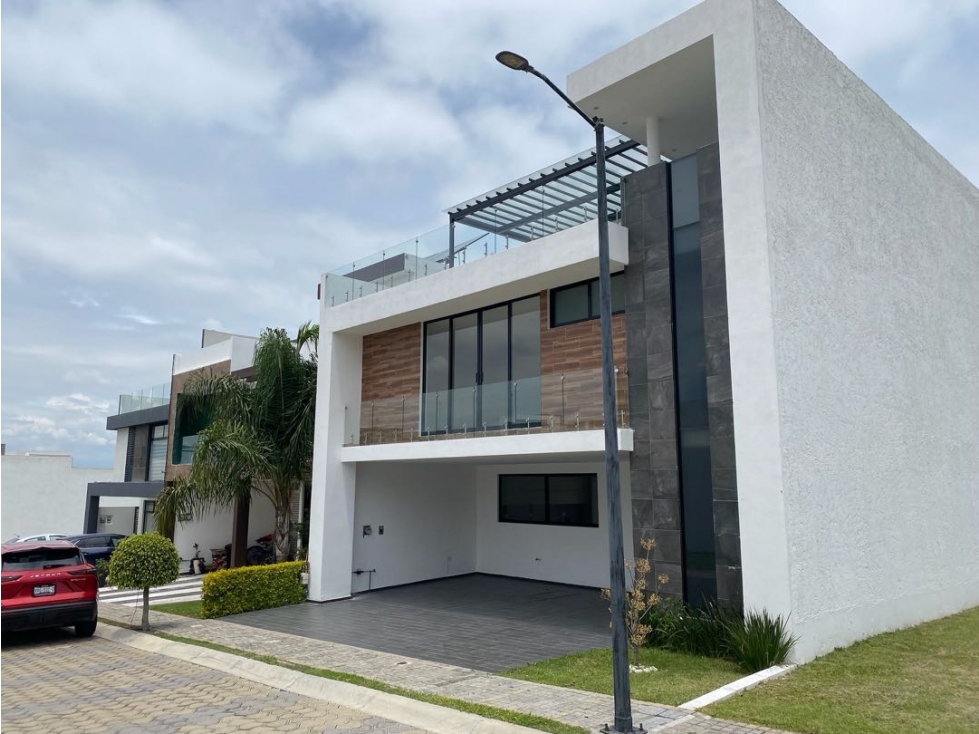 Estupenda casa en renta con 4 habitaciones y sala de TV - 1