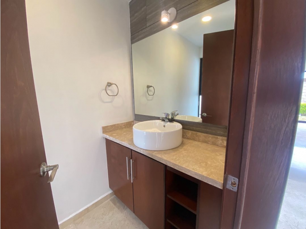 Estupenda casa en renta con 4 habitaciones y sala de TV — foto 2