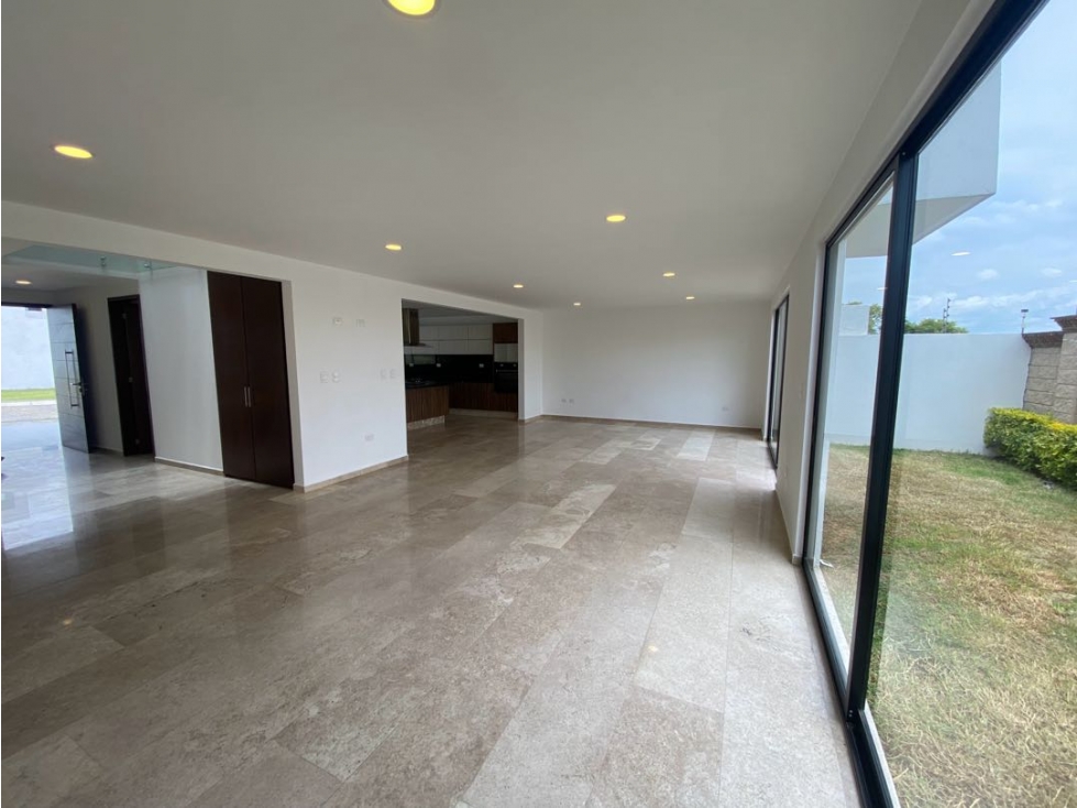 Estupenda casa en renta con 4 habitaciones y sala de TV — foto 3