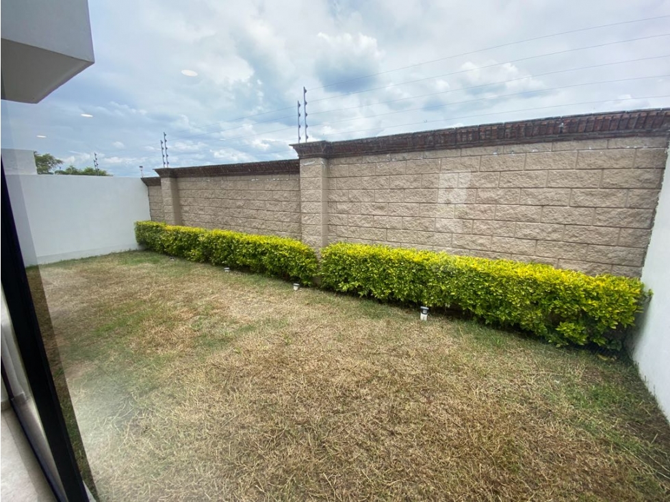 Estupenda casa en renta con 4 habitaciones y sala de TV — foto 5